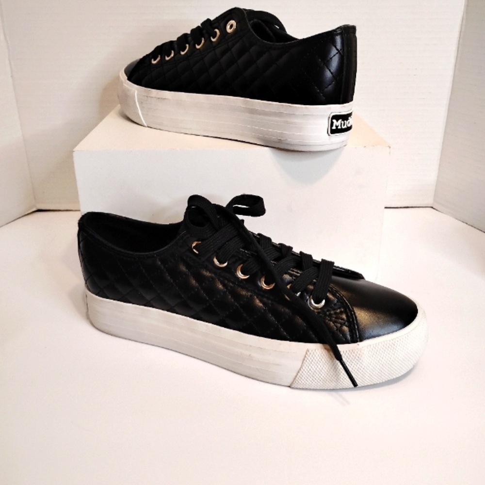 NEW Mudd Beyley Lace Up Platform Sneaker  Patent Leather Black Quilted 8.5